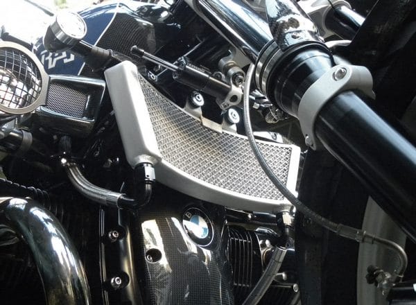 Kit radiatore Olio Maggiorato XRay per BMW R nineT Family - Argento - visione laterale sinistra da sotto