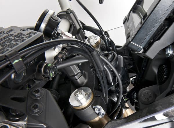 Xray Kit Manometro Pressione Olio Motore con montaggio a manubrio per per YAMAHA Ténéré 700 (dal 2019 in Avanti) e MT-09 ABS GT (2019-2020) - particolare montaggio