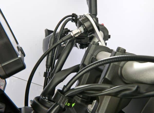 Xray Kit Manometro Pressione Olio Motore con montaggio a manubrio per per YAMAHA Ténéré 700 (dal 2019 in Avanti) e MT-09 ABS GT (2019-2020) - versione nera montata - vista laterale